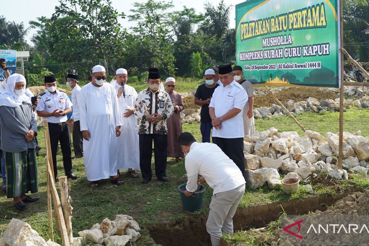 Peletakan batu pertama pembangunan musala Komplek Guru Kapuh