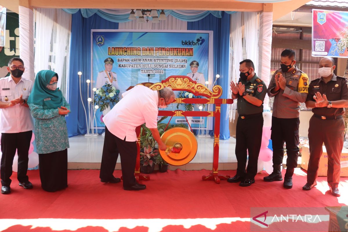 Bupati launching program Bapak Asuh Anak Stunting di HSS