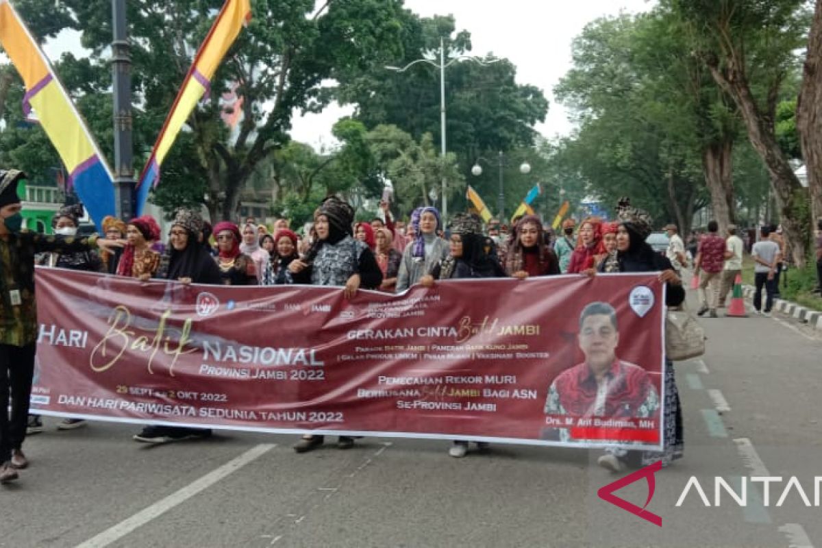 Parade 10 ribu ASN Jambi berbusana batik catat rekor MURI