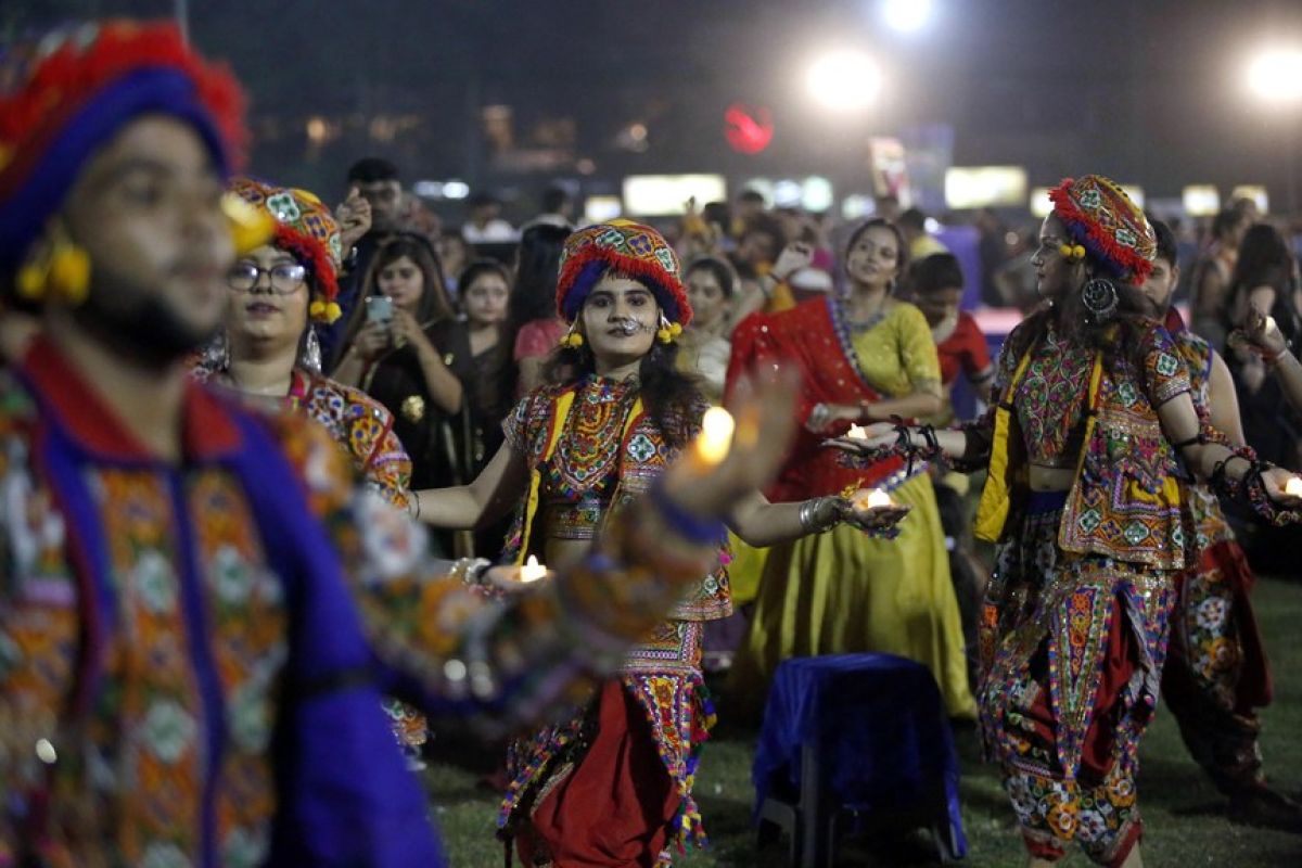Melihat kemeriahan perayaan Festival Navratri di India