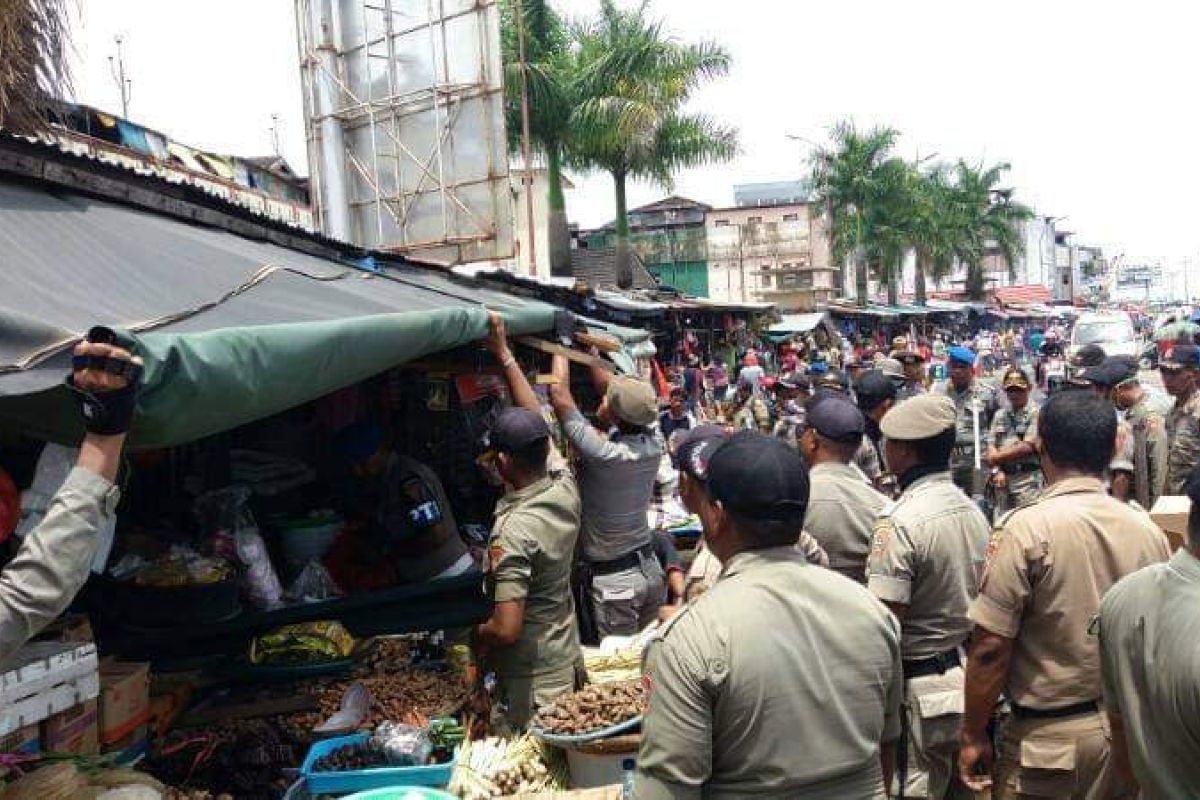 Pemkot ajak pedagang Pasar Mardika wujudkan Ambon tentram dan tertib, jangan berjualan di pinggir jalan
