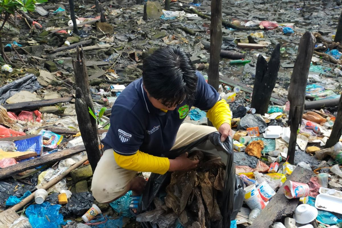 Pemkot Tanjungpinang ingatkan warga pesisir jaga kebersihan laut