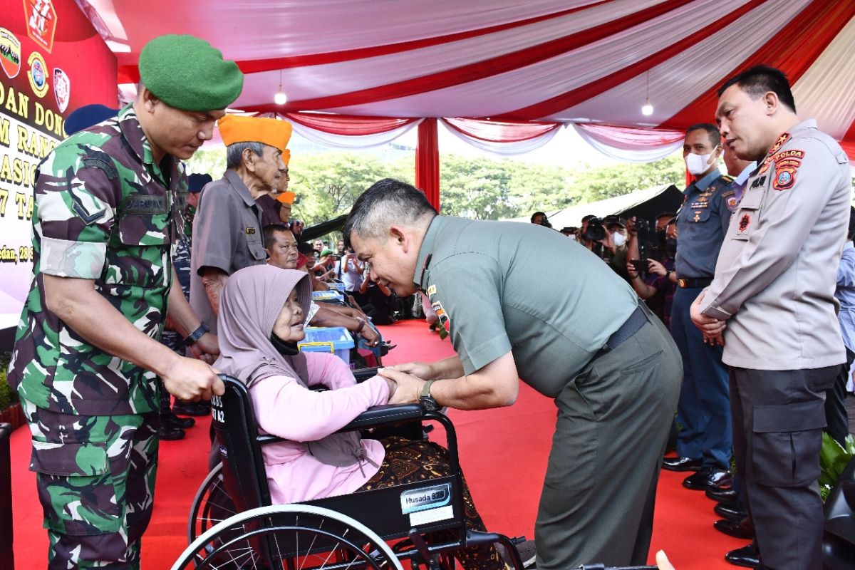 Sambut HUT ke-77 TNI, Pangdam I/BB gelar bakti sosial  dan donor darah