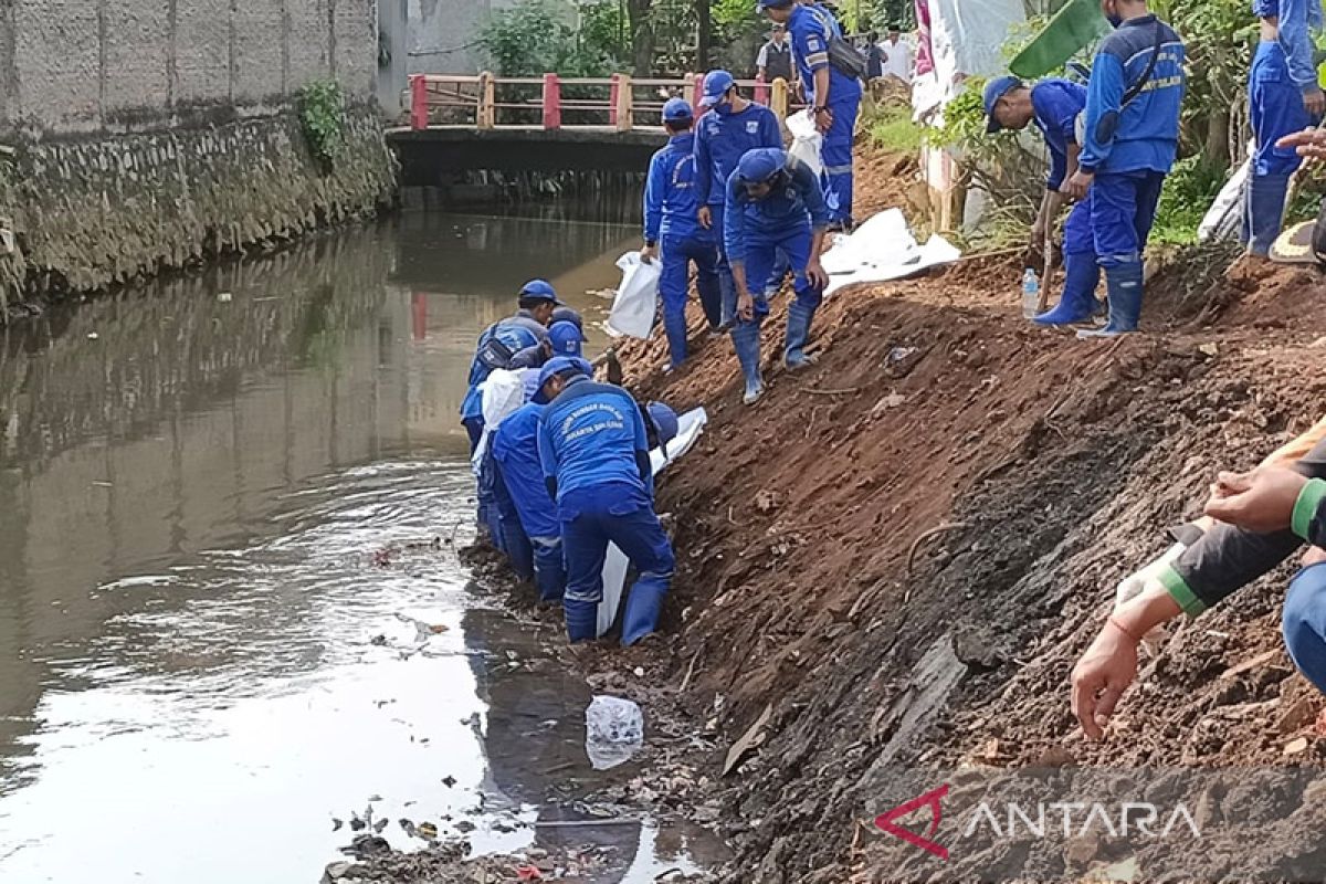 Pemkot Jakarta Selatan gerebek lumpur untuk antisipasi banjir