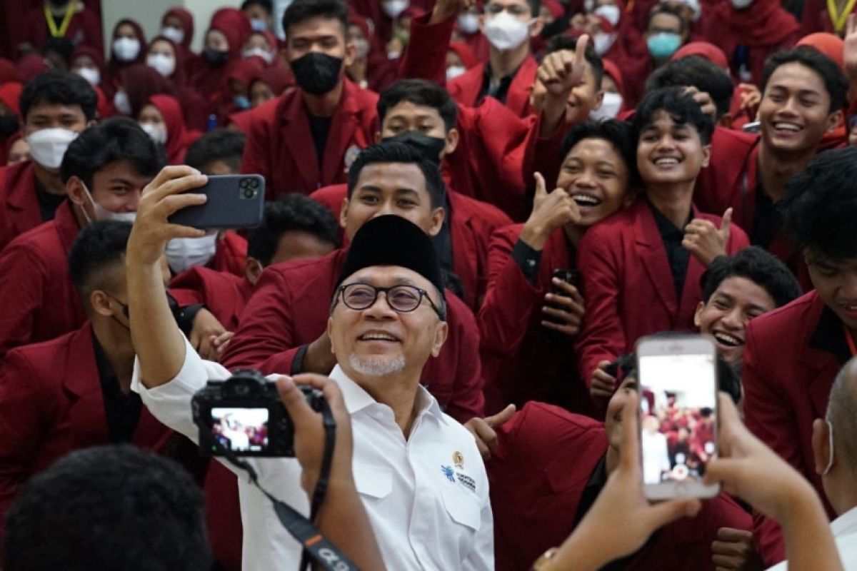 Zulkifli Hasan dorong maba UM Surabaya berani berkompetisi dan bersaing
