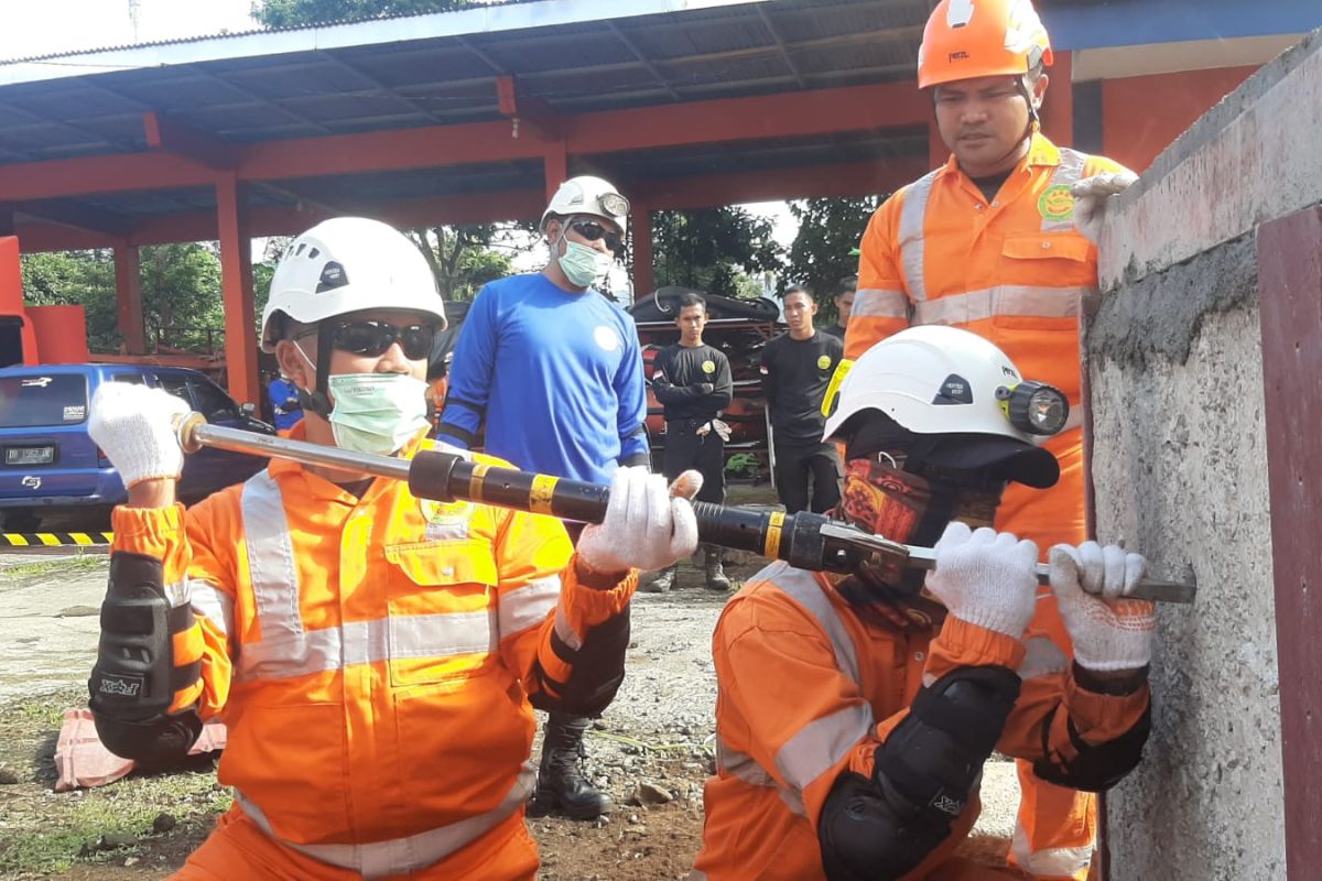 Basarnas Manado meningkatkan kemampuan penyelamatan di gedung runtuh