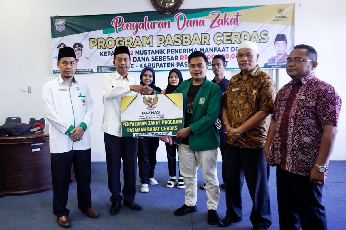 Baznas Pasaman Barat bantu beasiswa 192 mahasiswa melalui dana zakat