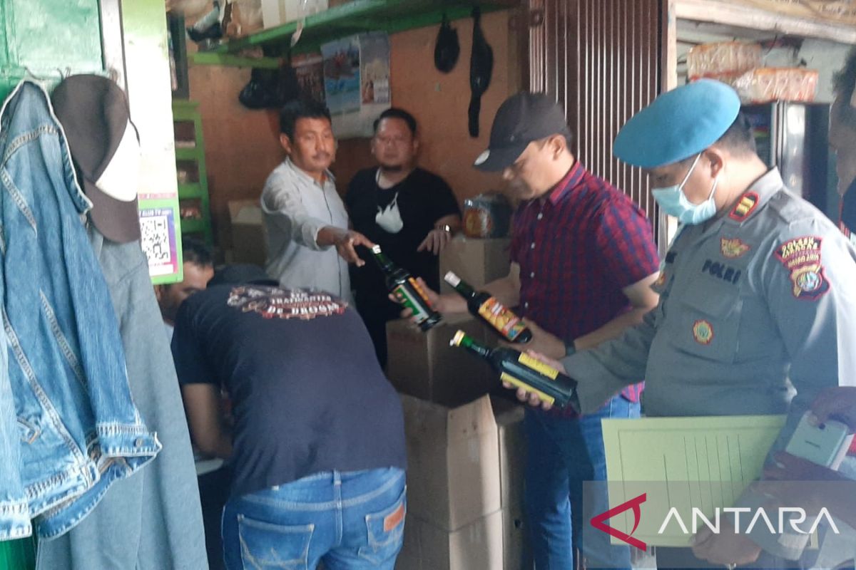 Penjual miras di Terminal Kampung Rambutan digerebek polisi