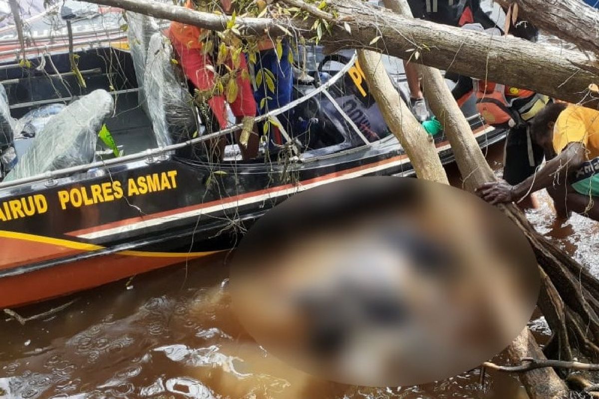 Tim SAR gabungan mencari korban perahu terbalik di perairan Asmat