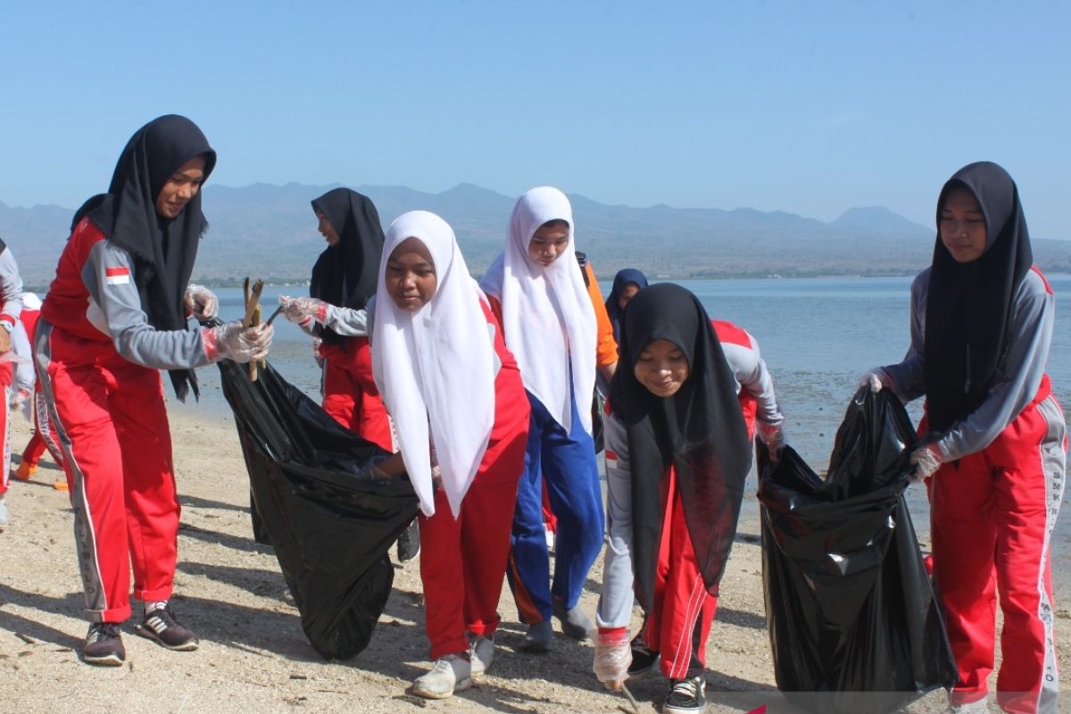 Siswa SMA Bima bersih-bersih sampah di Pantai Kalaki