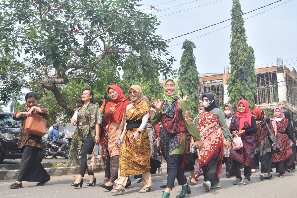 Ribuan ASN Kota Jambi berparade promosikan batik Jambi