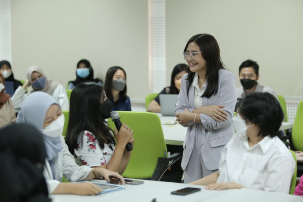Prilly Latuconsina ajari mahasiswa UGM bangun citra positif di medsos