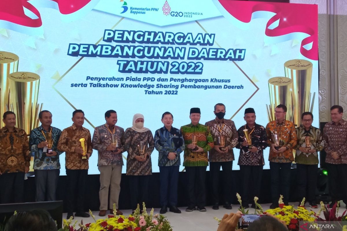 Bappenas memberikan penghargaan kepada pemerintah daerah berprestasi