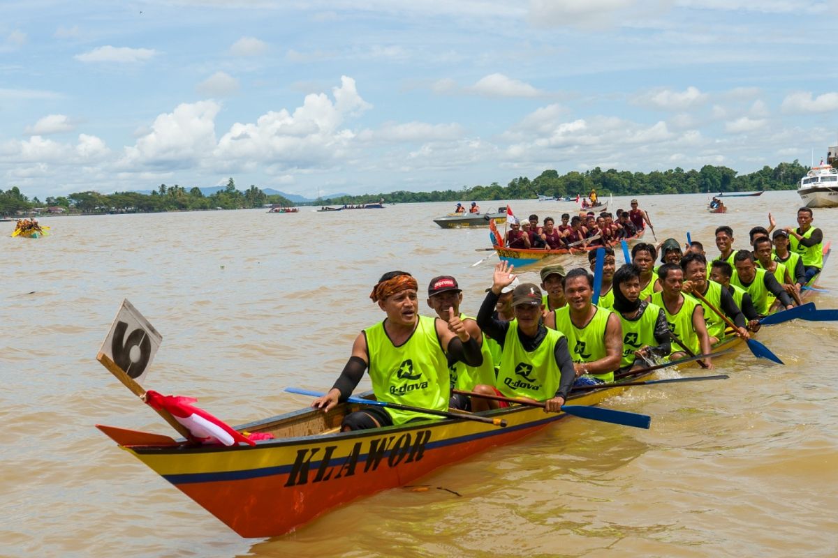 Final lomba perahu panjang tetap meriah meski hujan