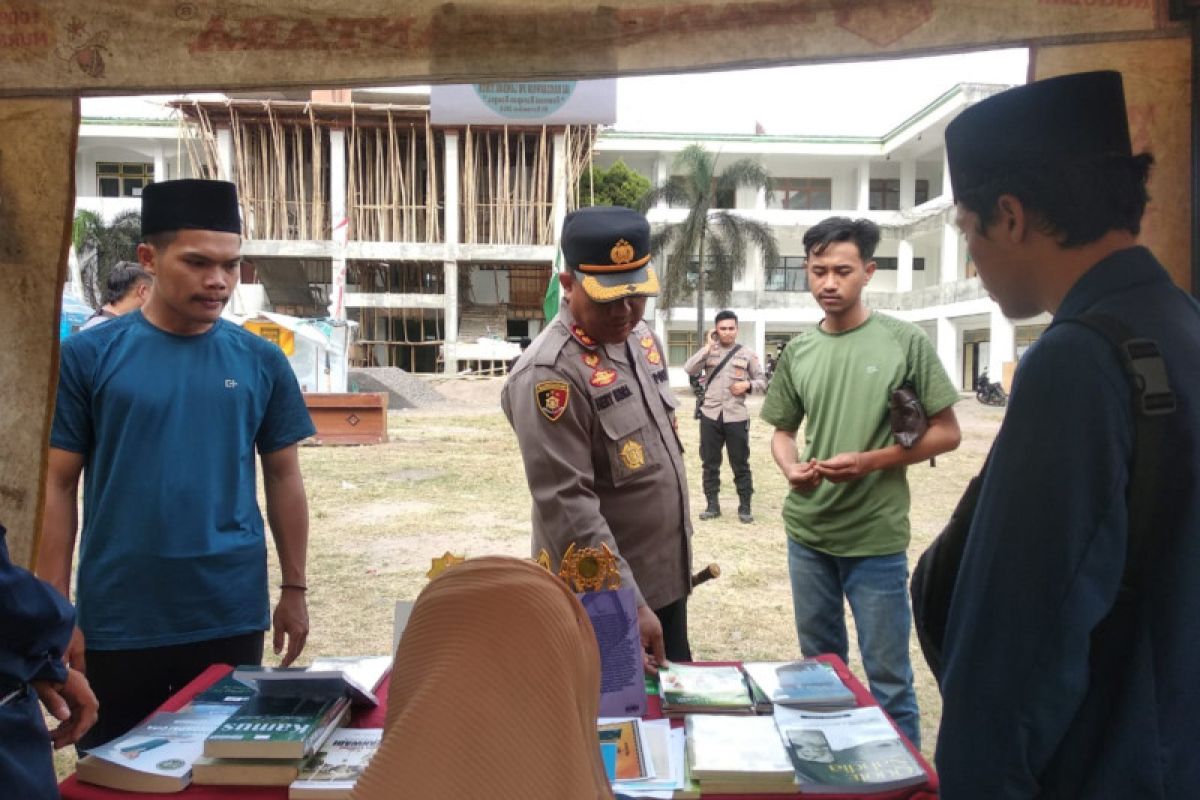 Kapolres Lotim kunjungi even bazar organisasi kemahasiswaan IAIH NW