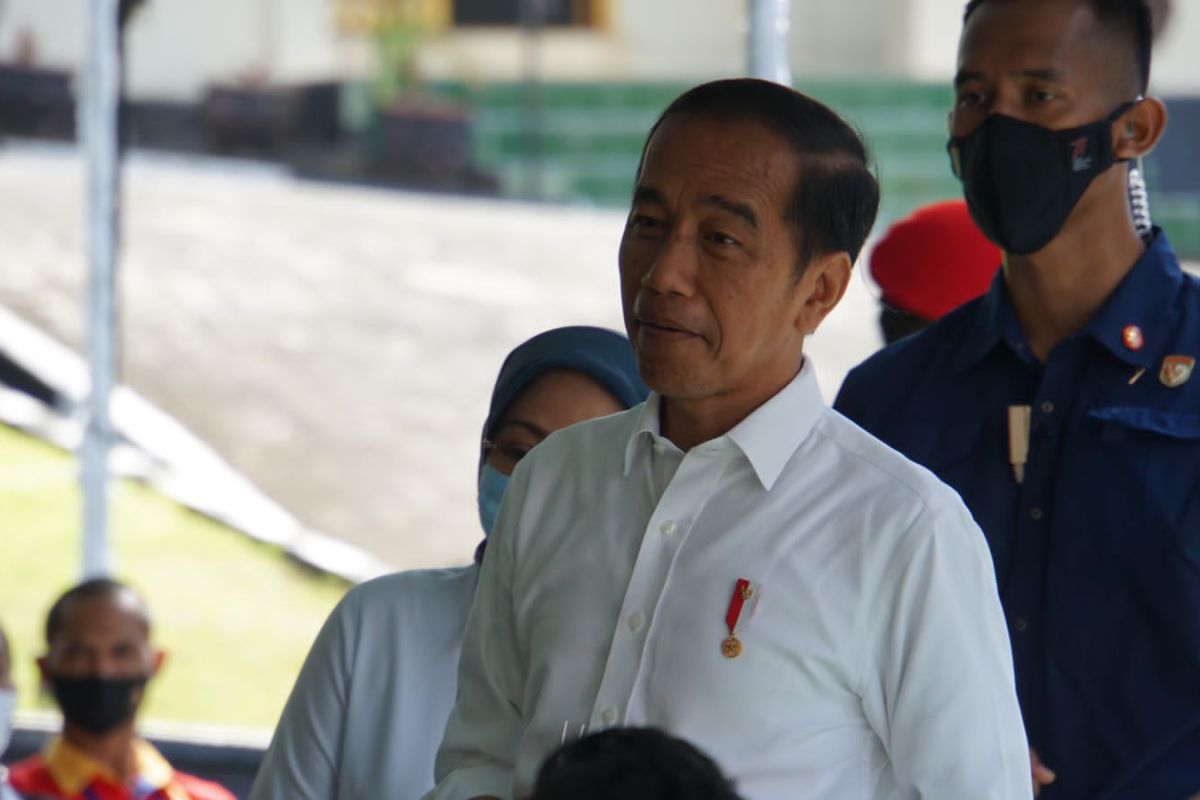 Jokowi hands over BSU to BPJAMSOSTEK participants in Ternate