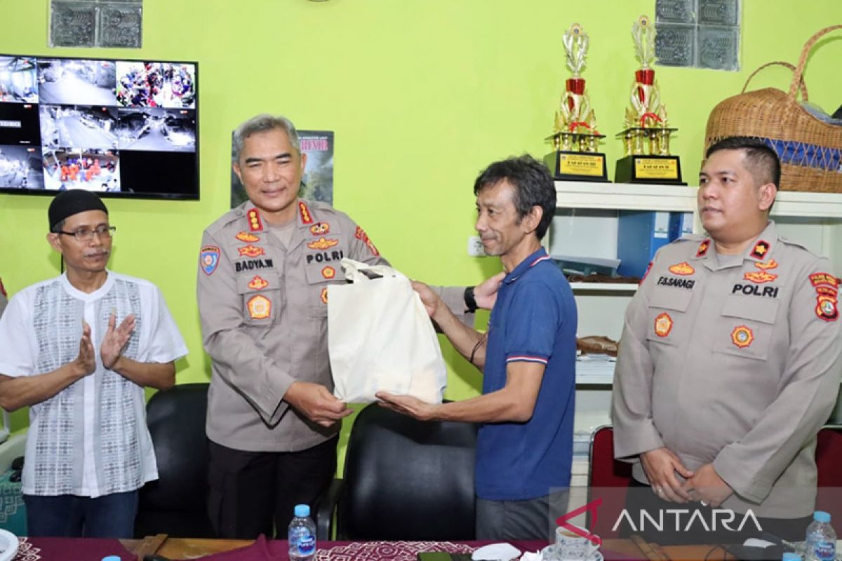 Polda Metro bagikan sembako di kawasan padat penduduk di Cengkareng