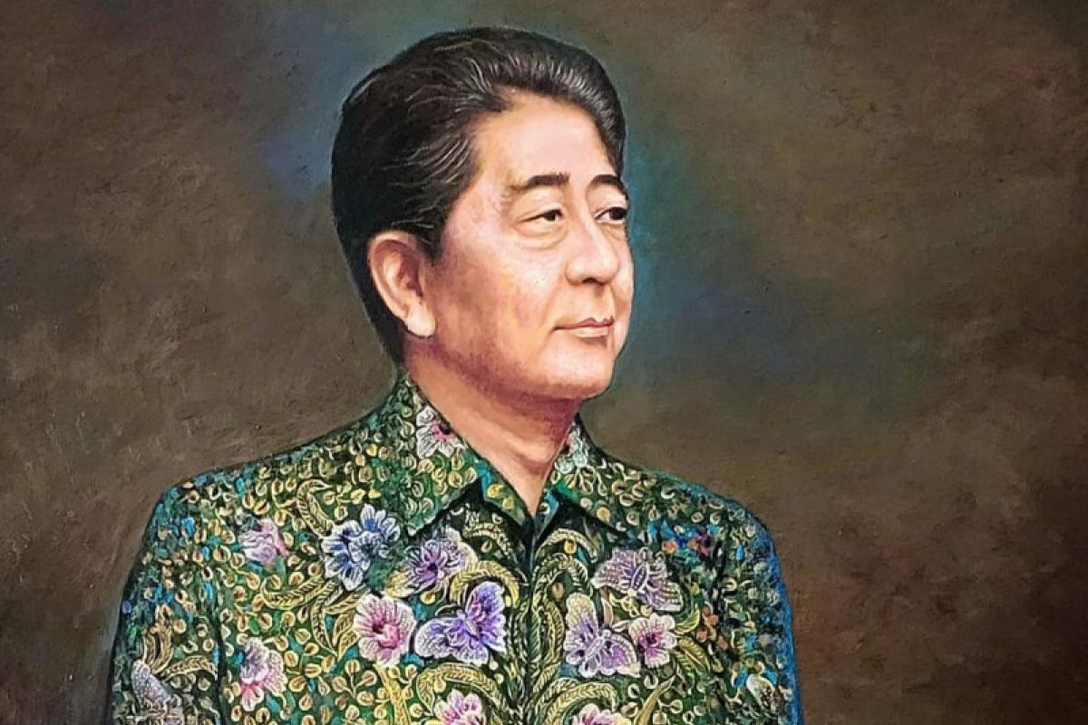 Hadiah lukisan Shinzo Abe dengan kemeja batik Jawa