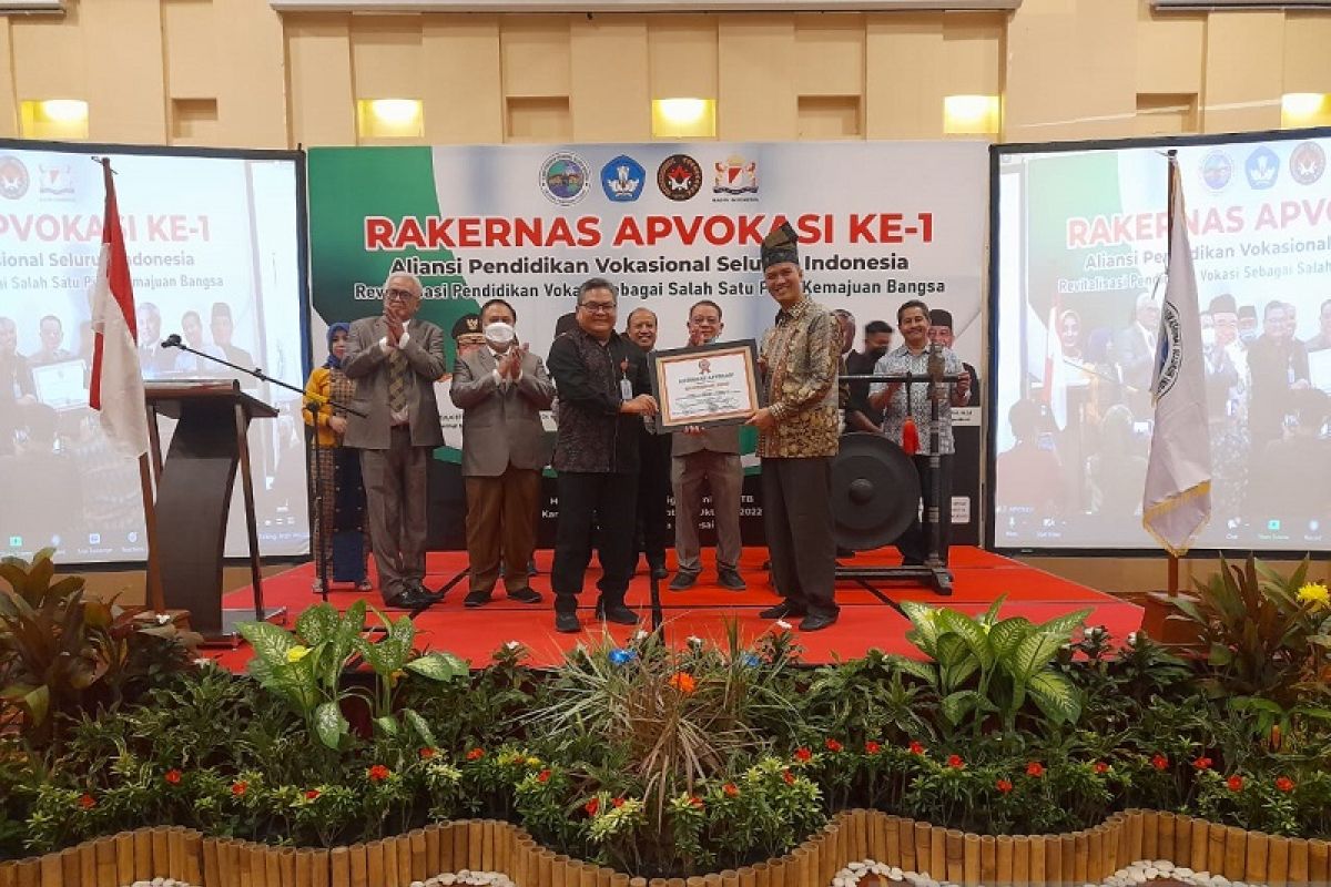Dinilai peduli pendidikan vokasi, Gubernur Riau terima penghargaan