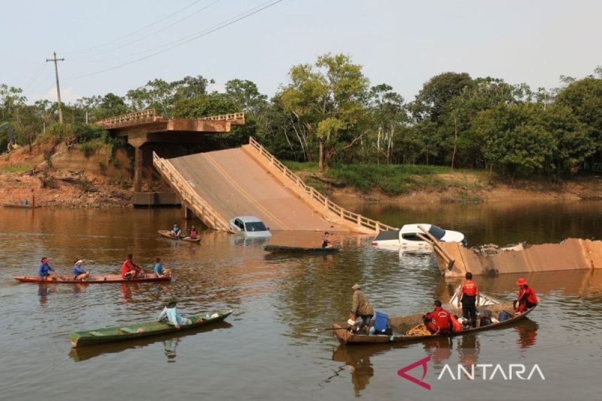 Sebuah jembatan di jalan raya Brazil ambruk, tiga tewas dan 15 hilang