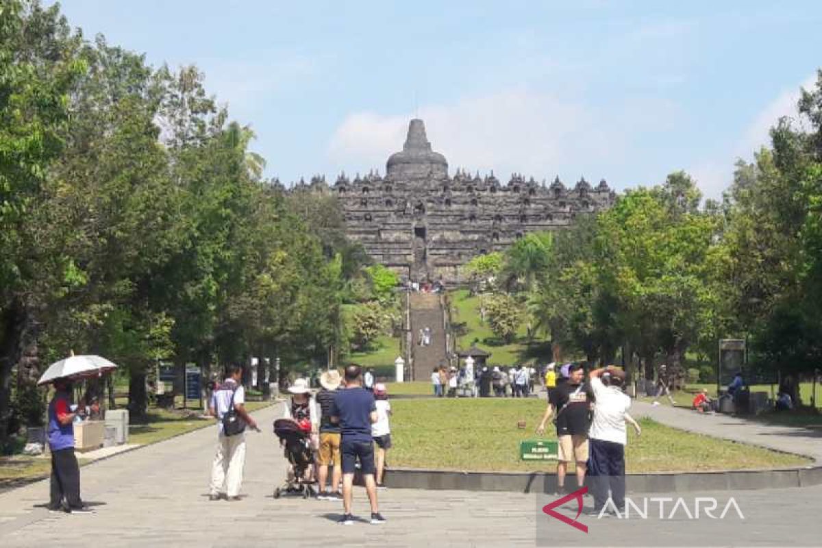 Wisatawan padati Candi Borobudur