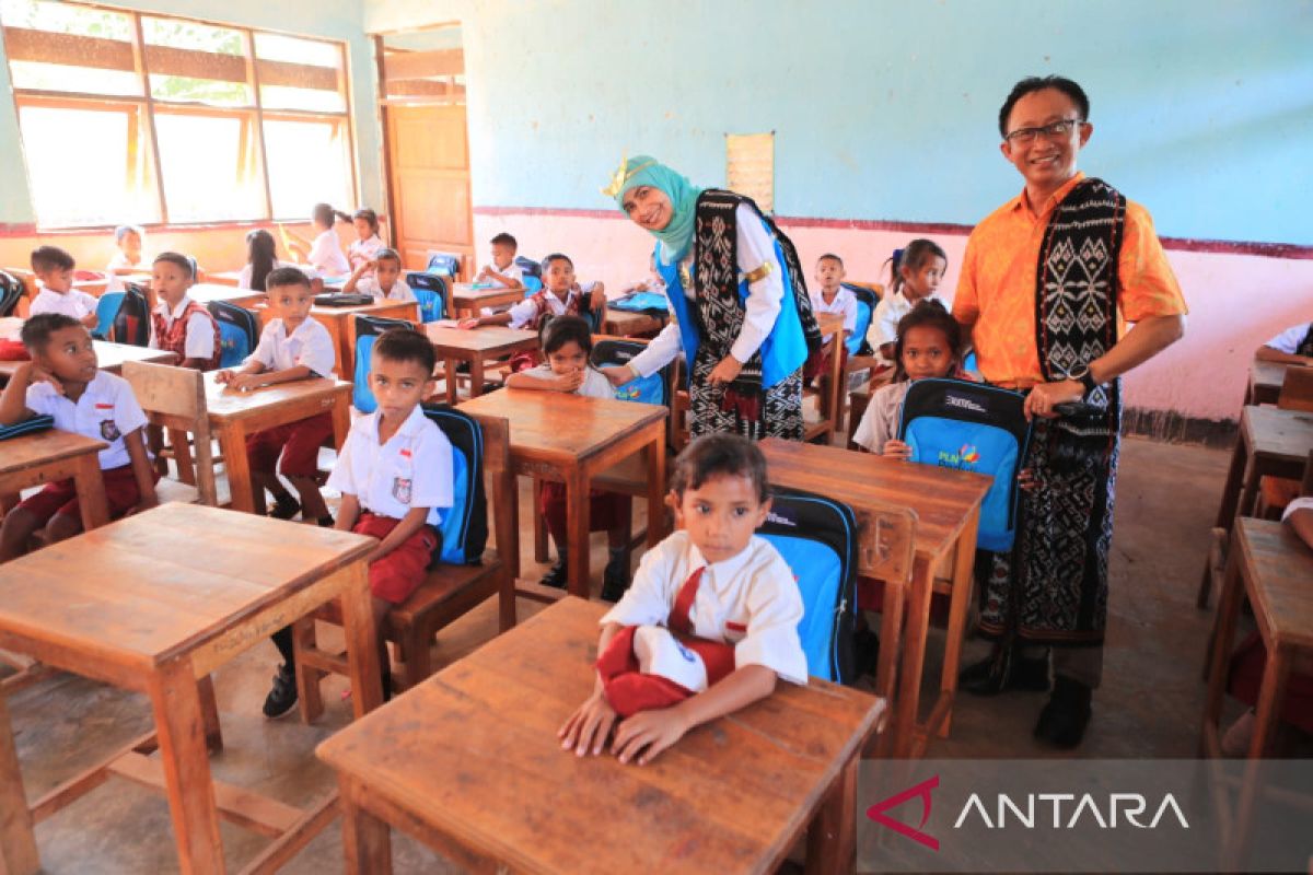 Dukung Pendidikan di Pulau Paling Selatan Indonesia, PLN Bagikan Perlengkapan Sekolah