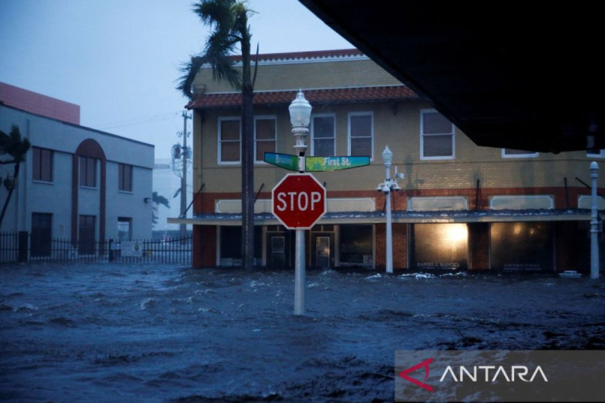 Badai Ian terjang pantai Florida dengan kekuatan merusak