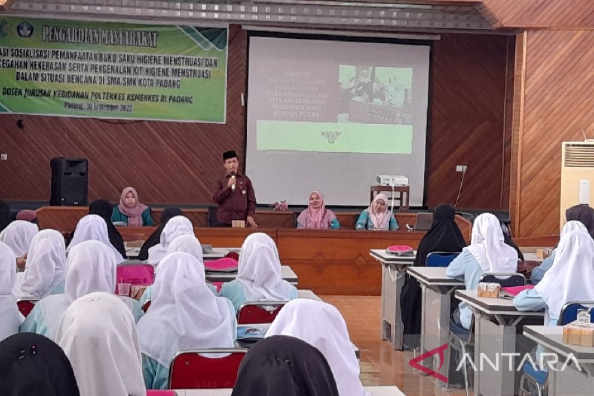 Puluhan siswi SLTA di Padang diberi edukasi hindari kekerasan dan higiene menstruasi saat bencana