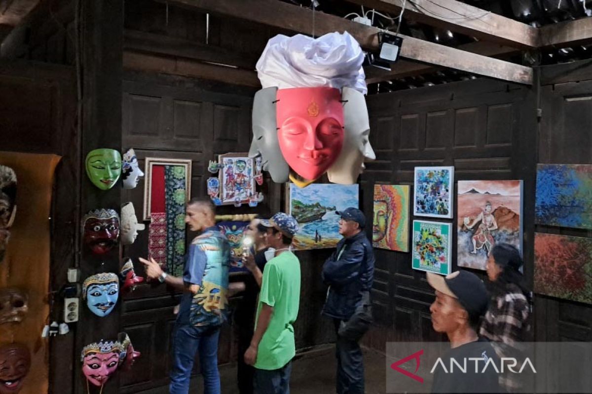 36 seniman pameran seni rupa di arena Festival Lima Gunung