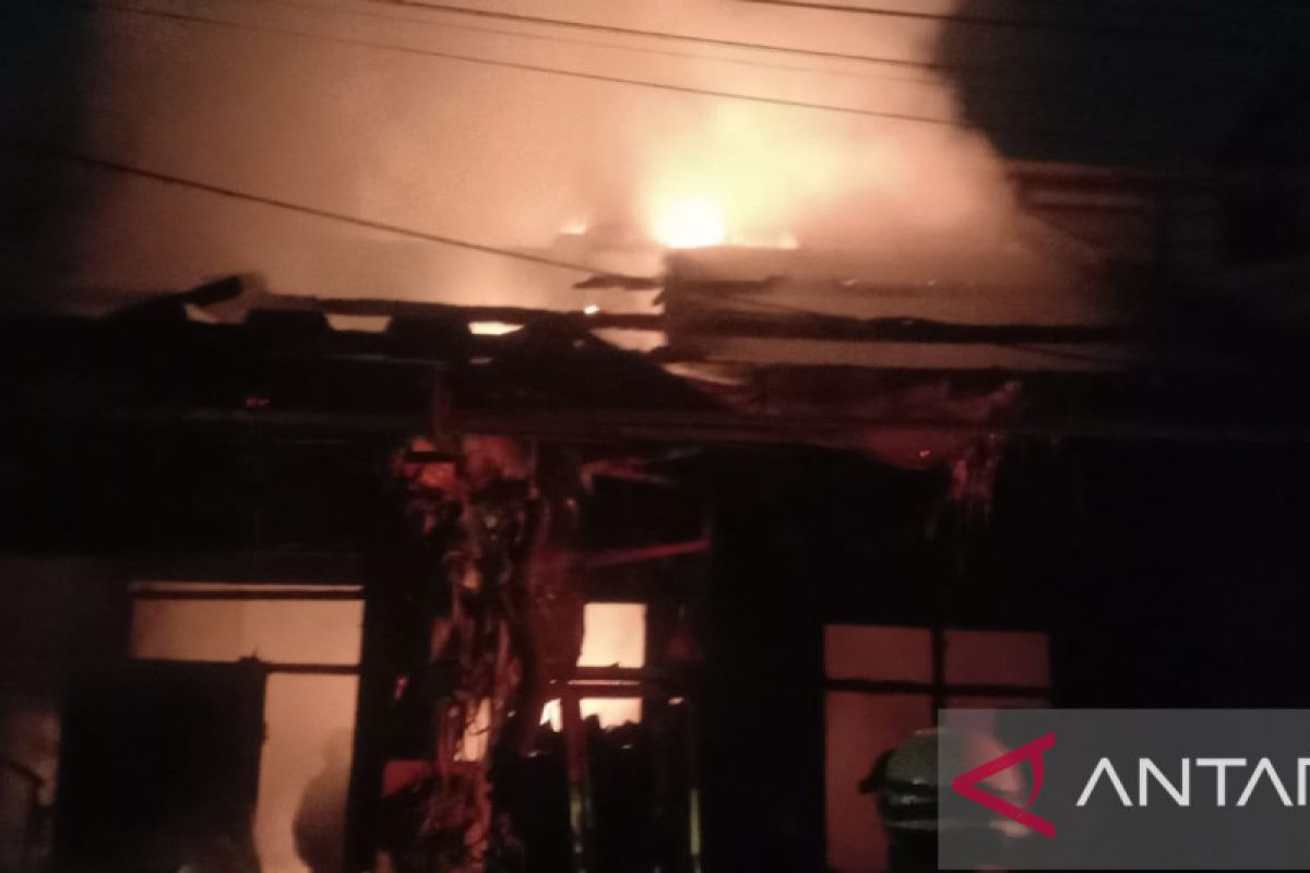 Personel Gulkarmat Jaktim berhasil atasi kebakaran di Duren Sawit