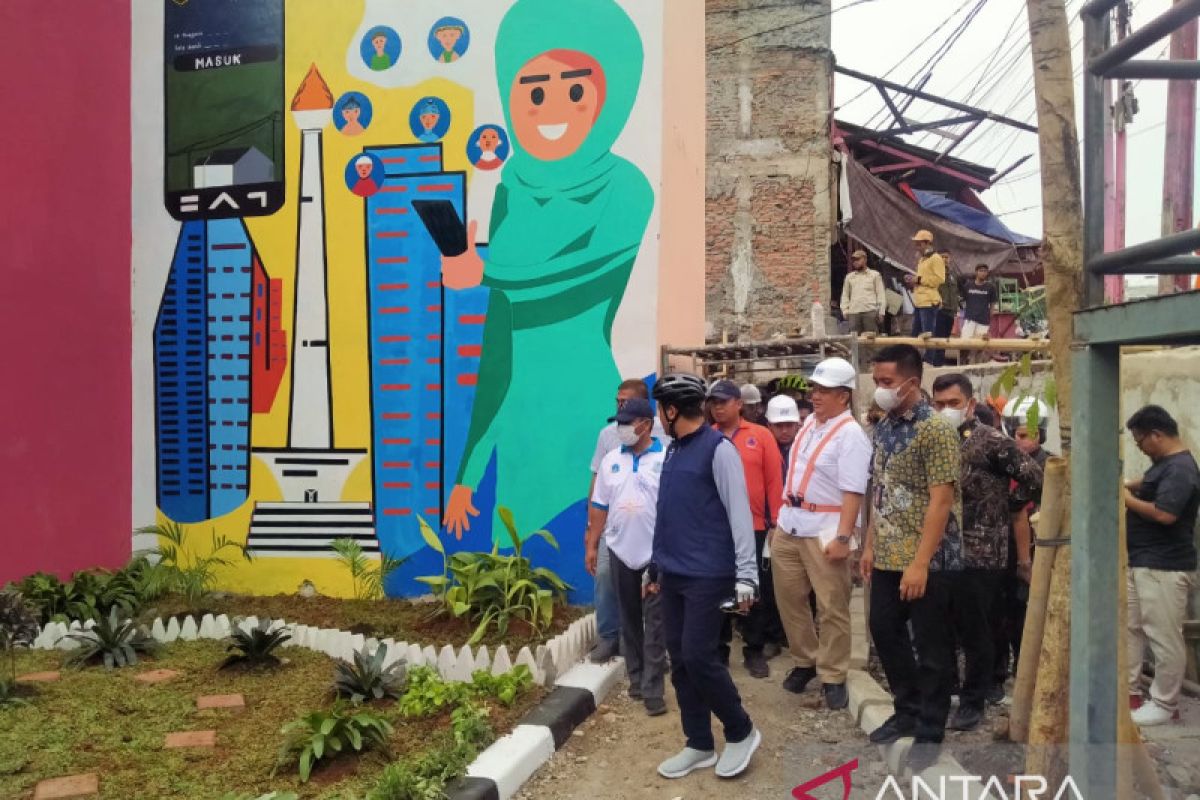 Warga Kampung Gembira Gembrong kerja bakti bersihkan lingkungan