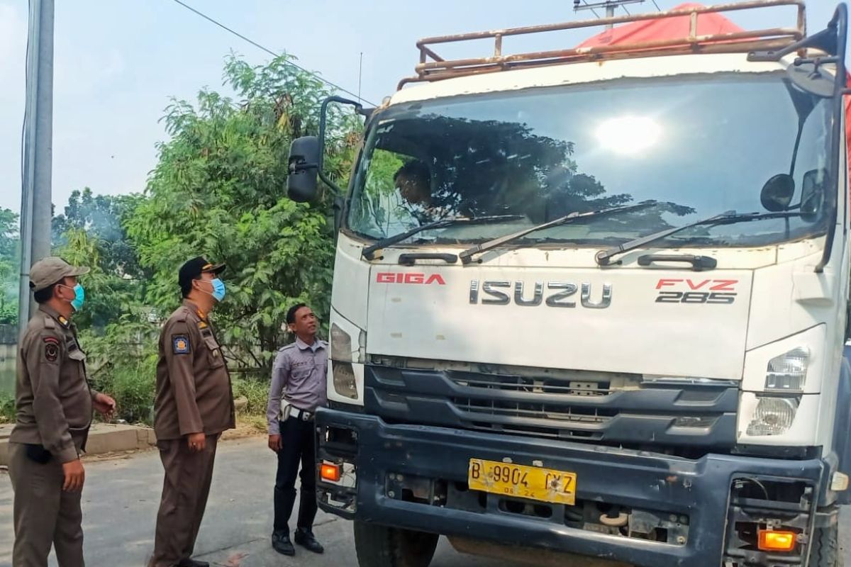 Dishub batasi operasional untuk kendaraan barang di jalan Kosambi Tangerang