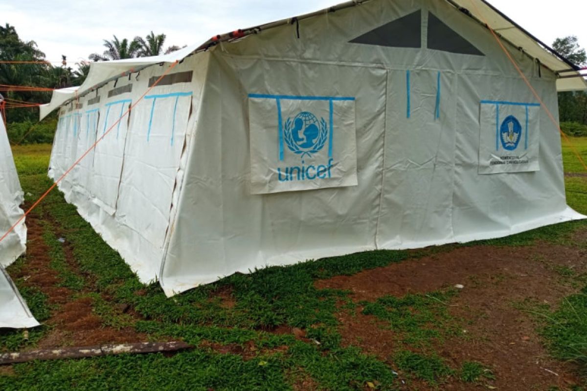 Siswa di 14 sekolah Talamau Pasaman Barat masih belajar di tenda
