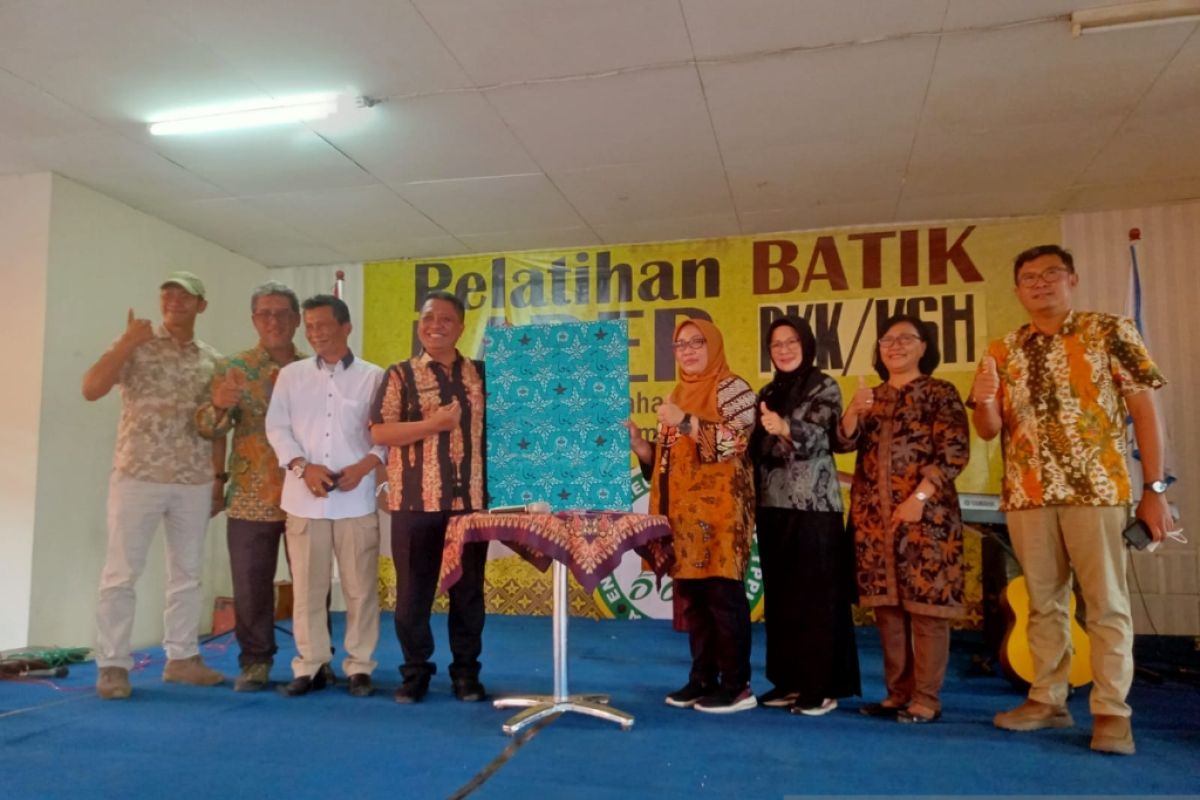 Kepala sekolah di Surabaya ciptakan motif batik daun gedi