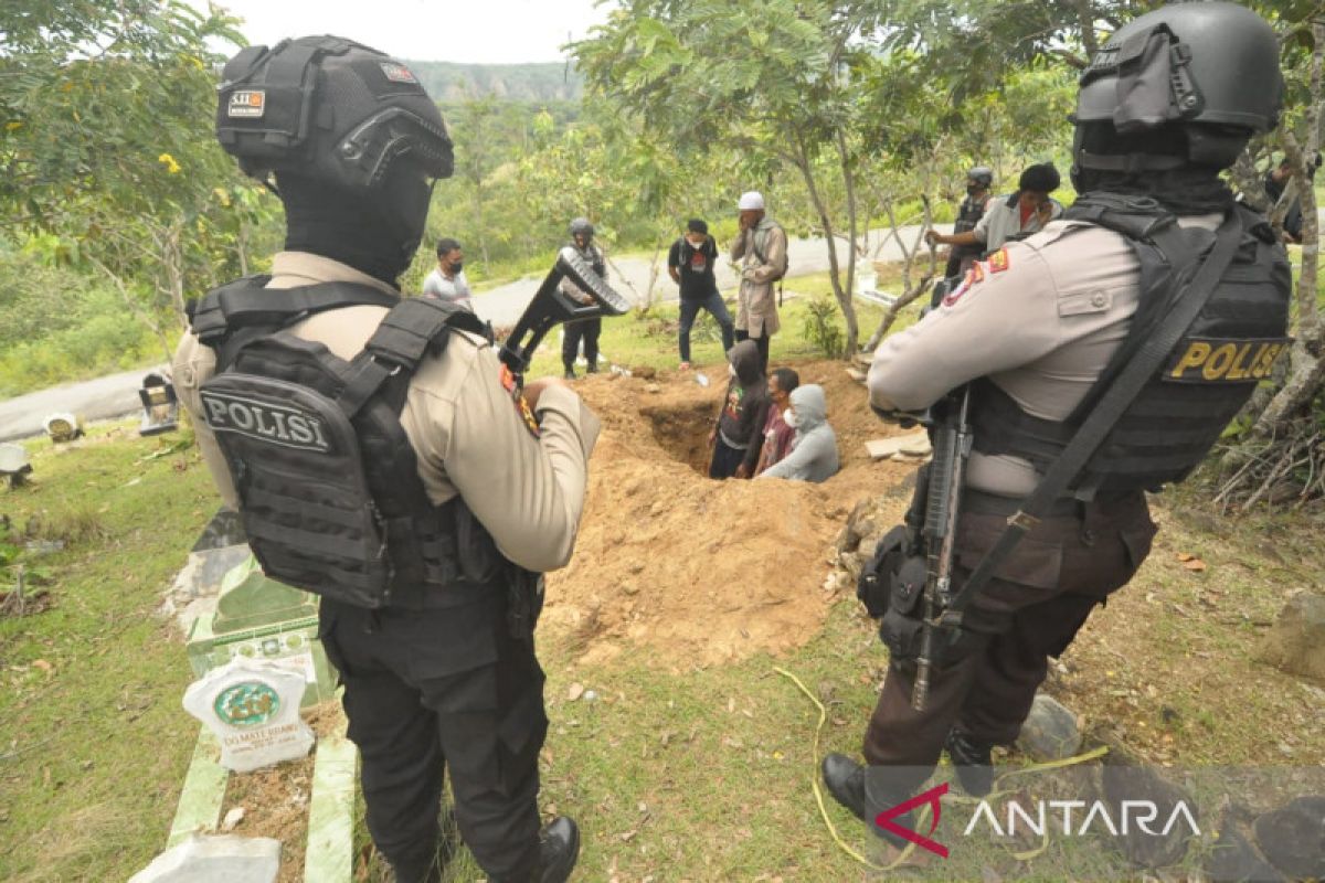 Polda Sulteng makamkan jenazah Askar anggota kelompok MIT di kota Palu