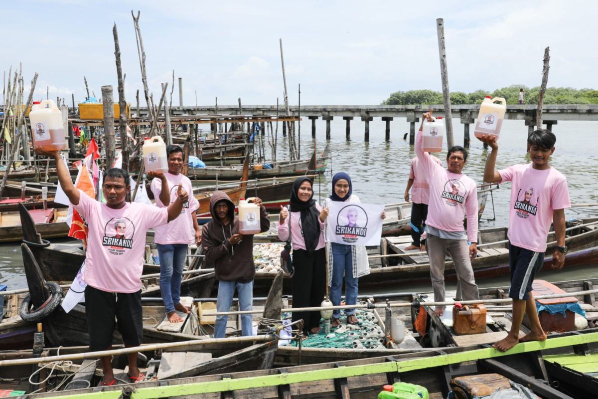 Srikandi Ganjar distribusi sembako dan solar untuk keluarga nelayan di Bagan Deli