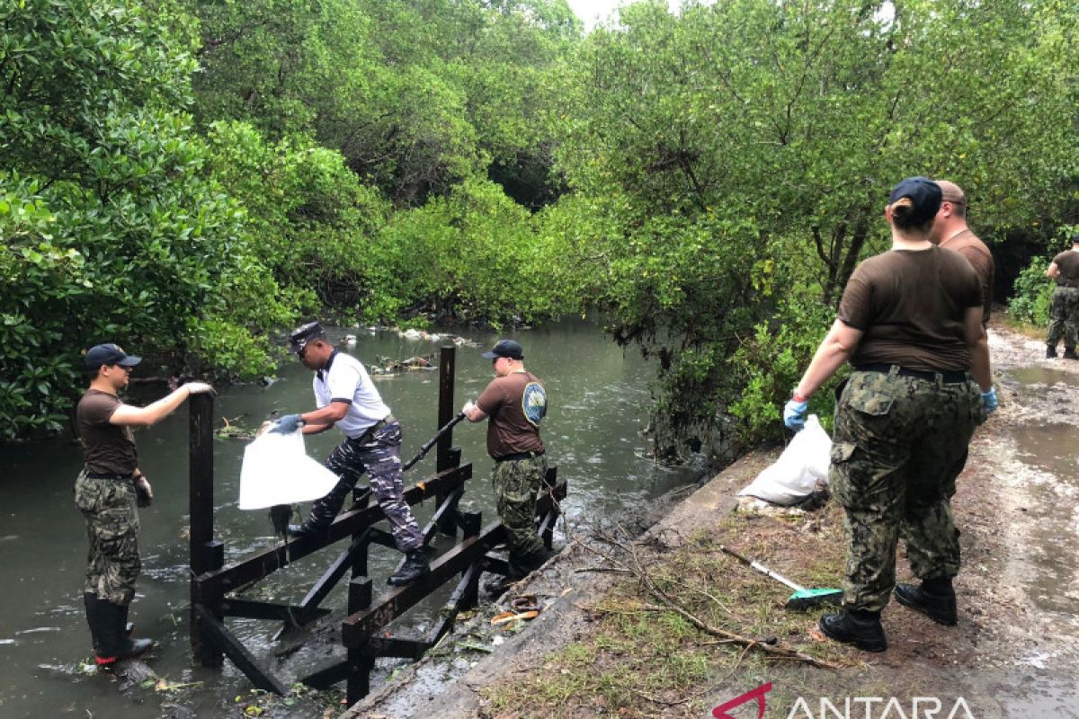 Prajurit TNI- tentara  Amerika kumpulkan 100 karung sampah di kawasan mangrove Tahura