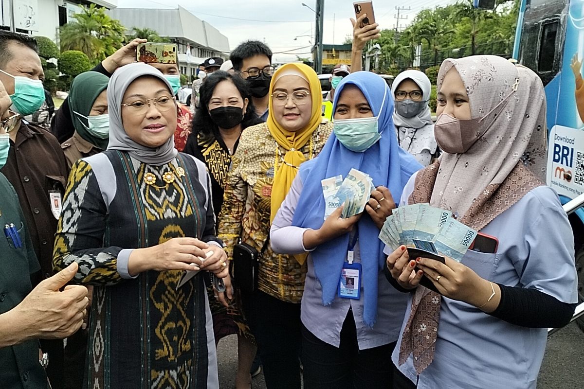 Menaker Ida Fauziyah pantau langsung penyaluran BSU di Sidoarjo