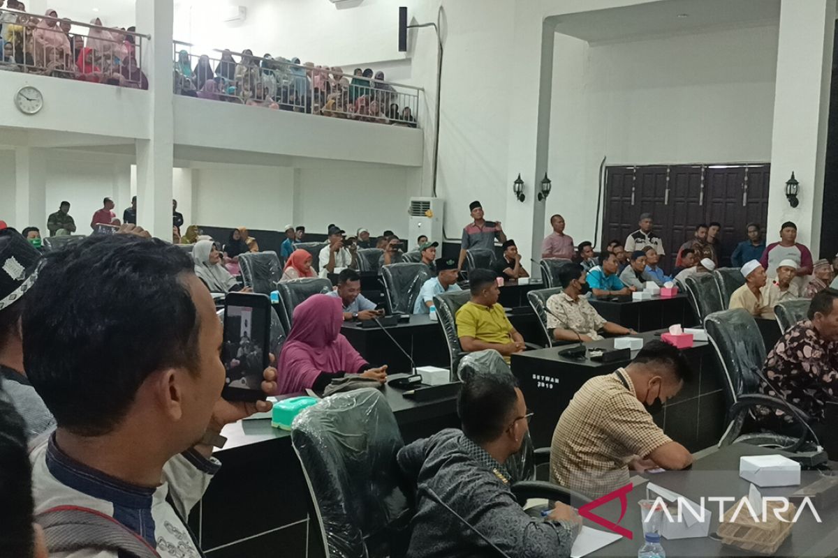 Ratusan warga datangi DPRD Labura, tuntut berantas narkoba