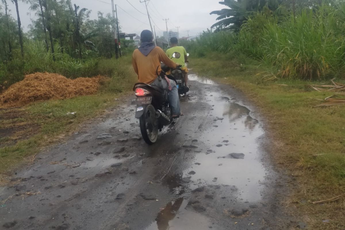 Jalan di selatan IPDN di Lombok Tengah belum tersentuh aspal