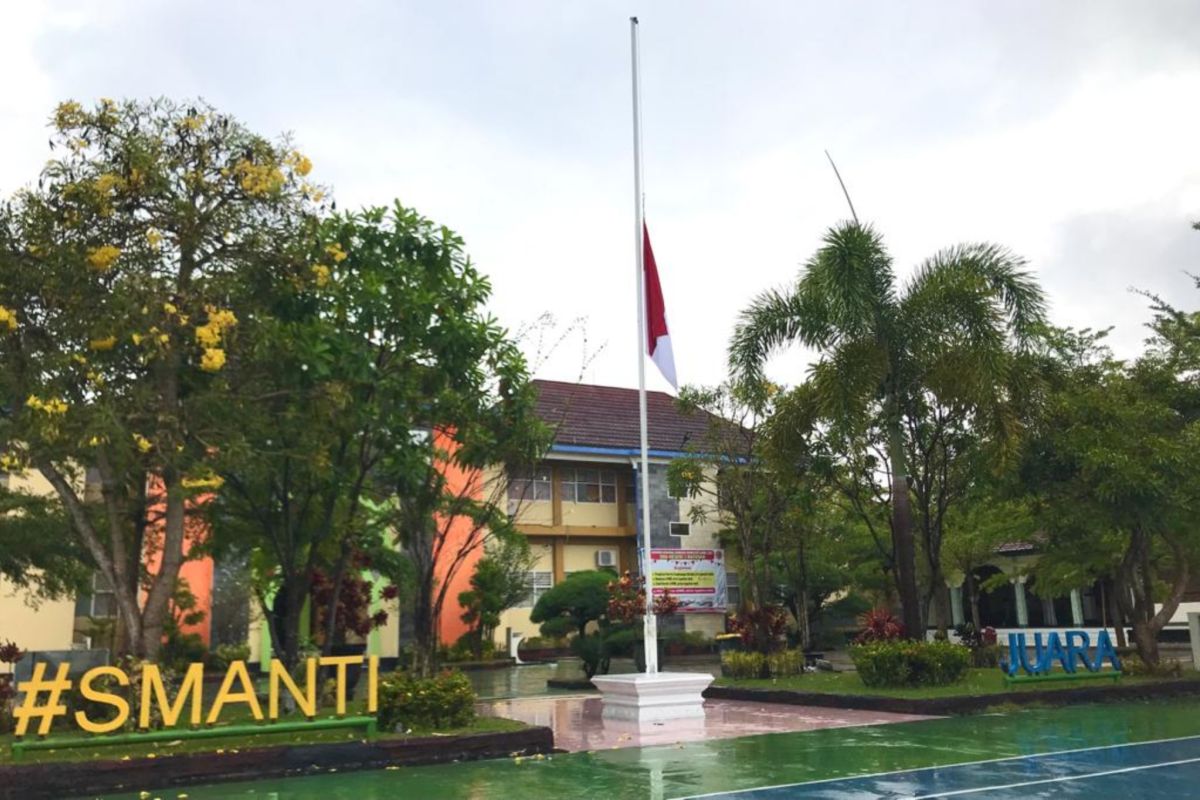 Sekolah di Mataram kibarkan bendera setengah tiang