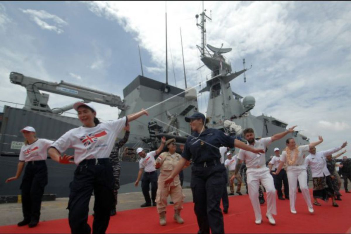 Kapal angkatan laut Inggris merapat di Bali