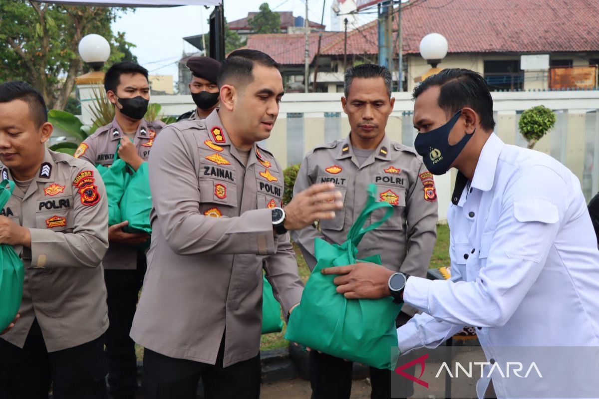 Polres Sukabumi Kota salurkan langsung paket sembako untuk pekerja harian lepas