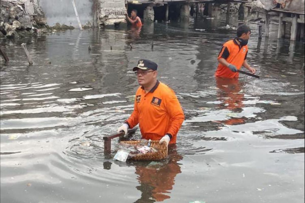 Petugas gabungan Kepulauan Seribu gerebek sampah di Pulau Kelapa