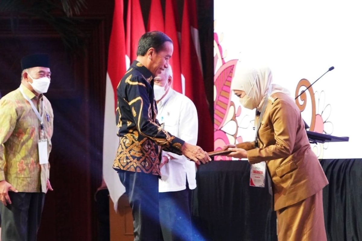 Governor commits to eradicating extreme poverty in East Java