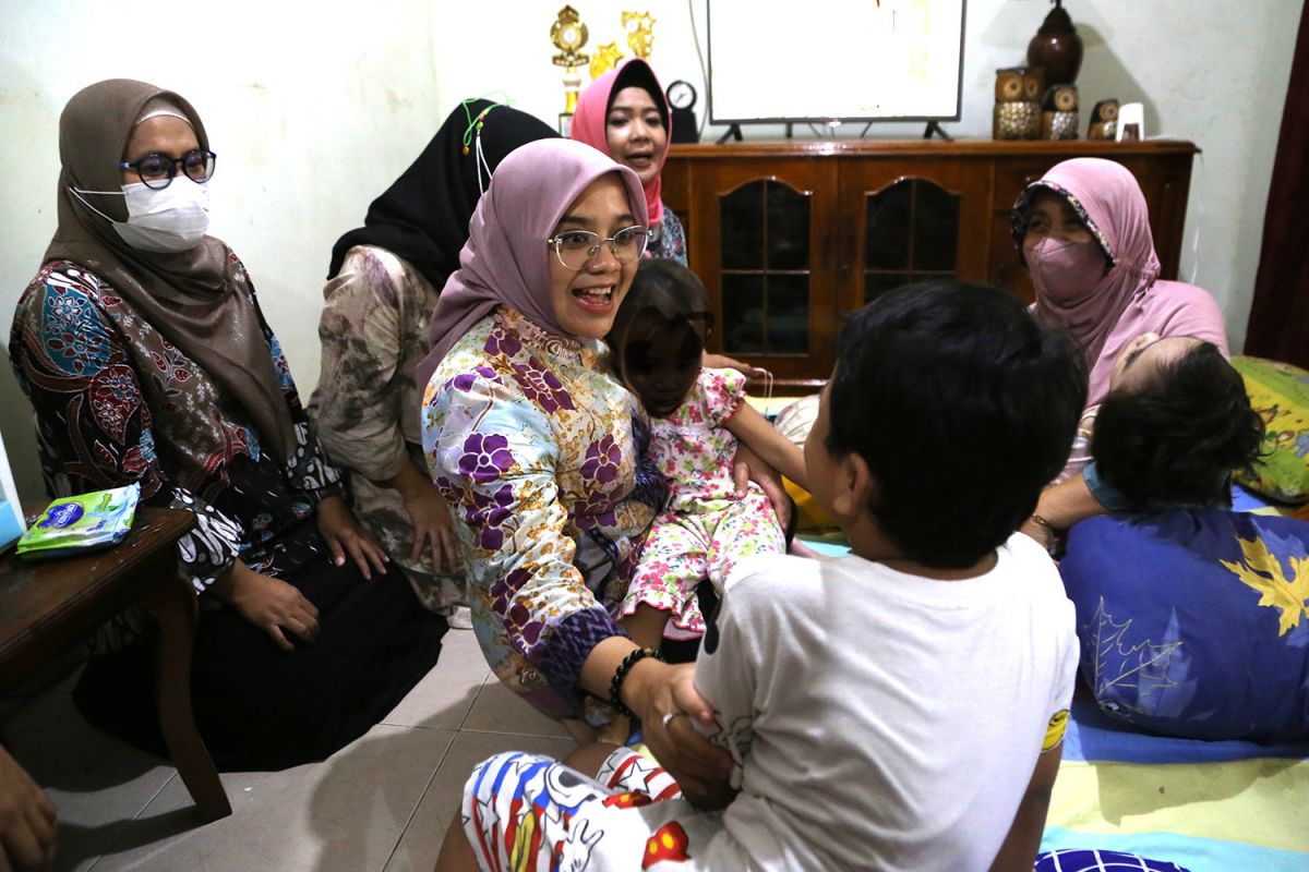 Balita penderita lumpuh otak di Kota Surabaya dapat bantuan fisioterapi