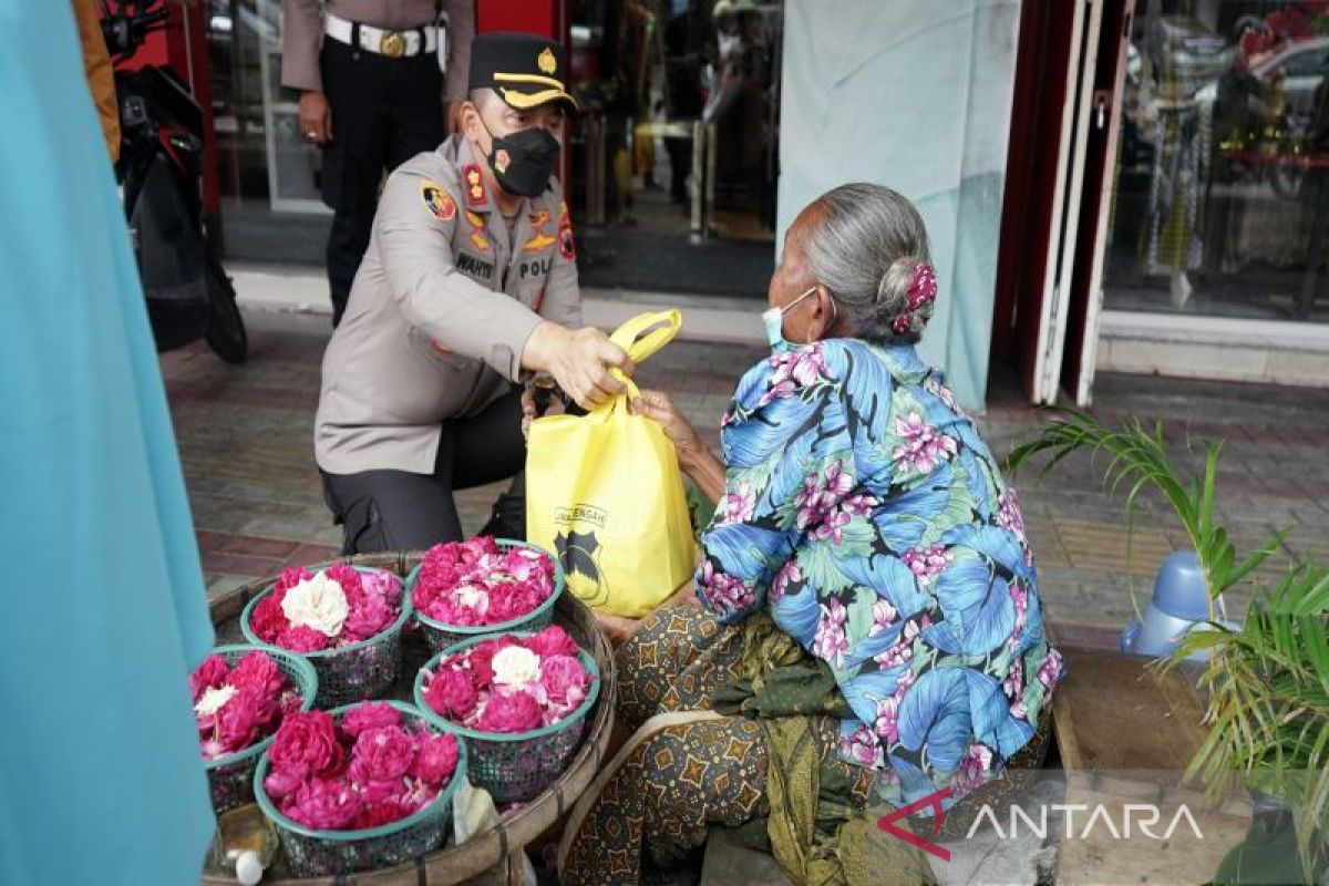 Polres Sukoharjo salurkan 500 sembako masyarakat miskin
