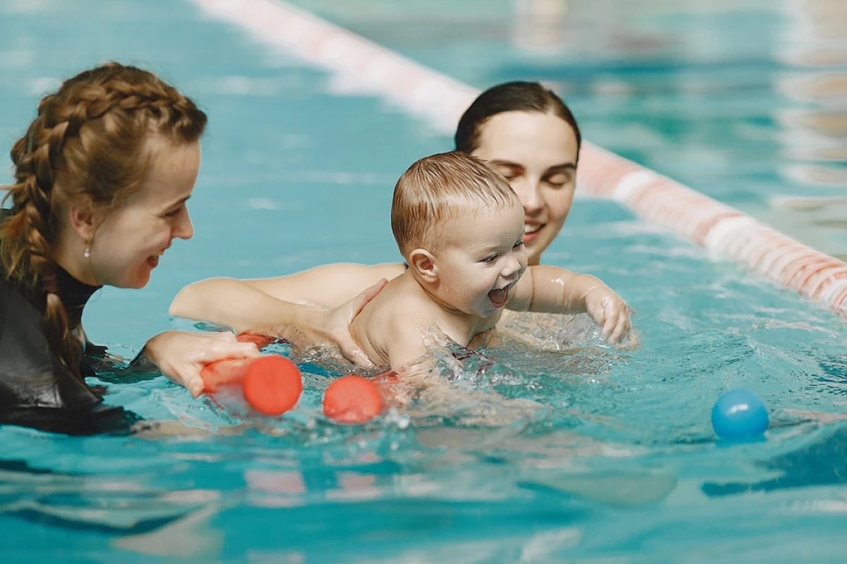 Anjuran usia serta manfaat berenang untuk anak-anak