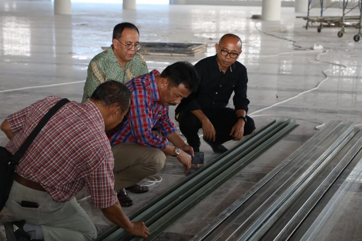Muhammad Rudi tinjau pengerjaan renovasi plafon Masjid Tanjak
