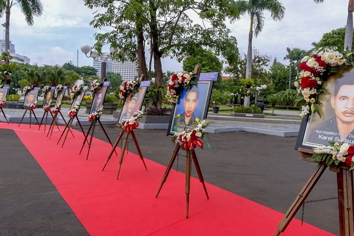 Foto-foto Pahlawan Revolusi dipajang di Taman Surya Kota Surabaya